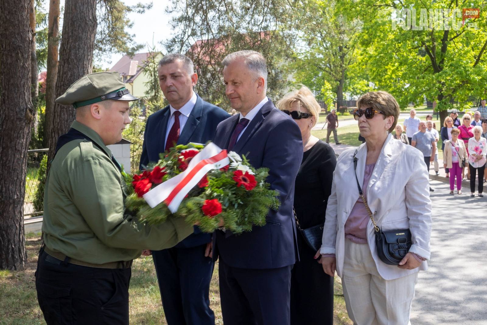 Składanie kwiat&oacute;w przez Burmistrza Miasta i&nbsp;Gminy Połaniec Pana Jacka Benedykta Nowaka