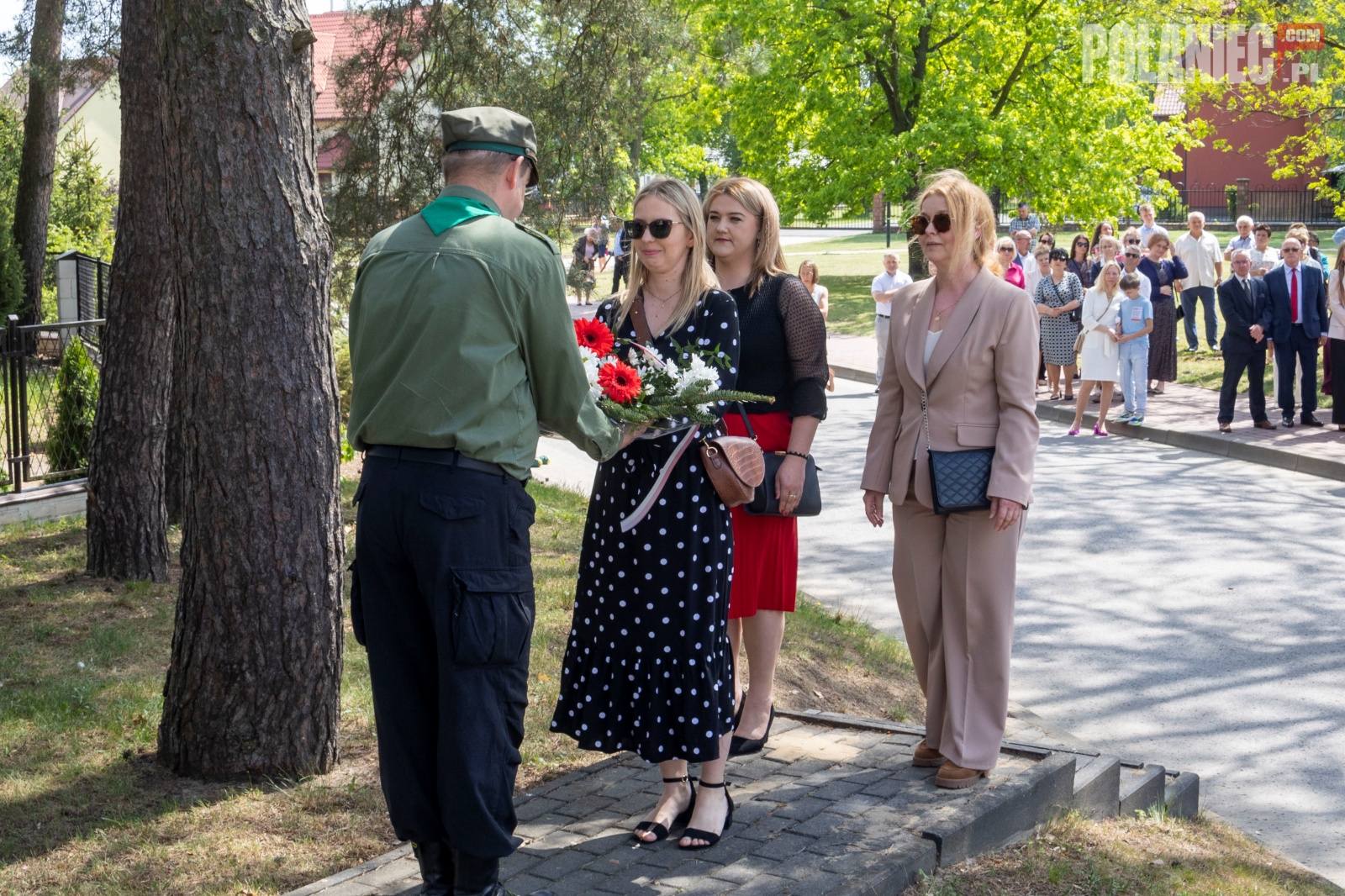 Składanie kwiat&oacute;w pod pominikiem przez pracownik&oacute;w ŚDS