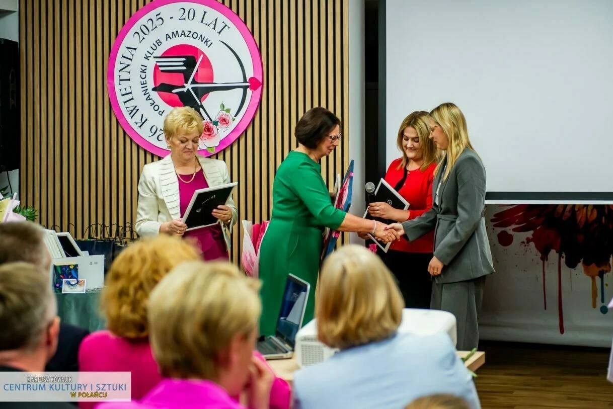 Gratulacje dla amazonek od pracownik&oacute;w ŚDS