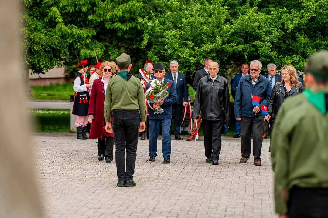 Składanie kwiat&oacute;w  pod pomnikiem