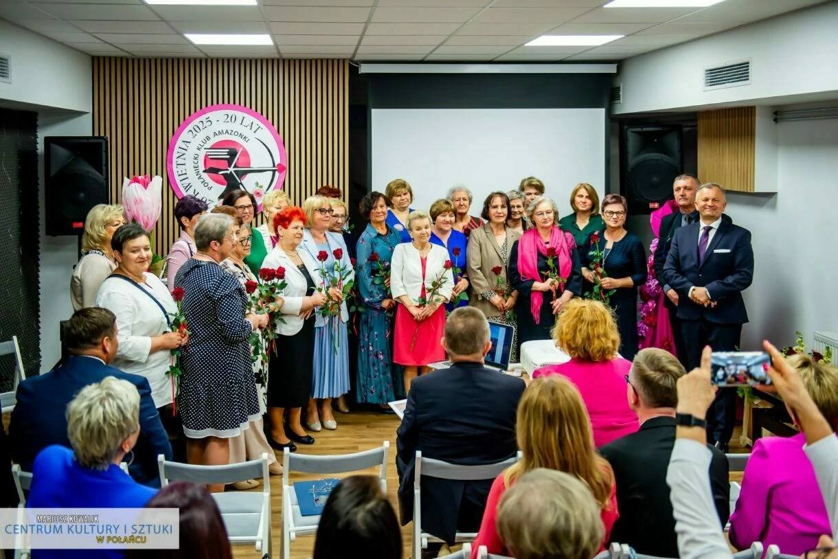 Wsp&oacute;lne zdjęcie amazonek oraz&nbsp;uczestnik&oacute;w spotkania