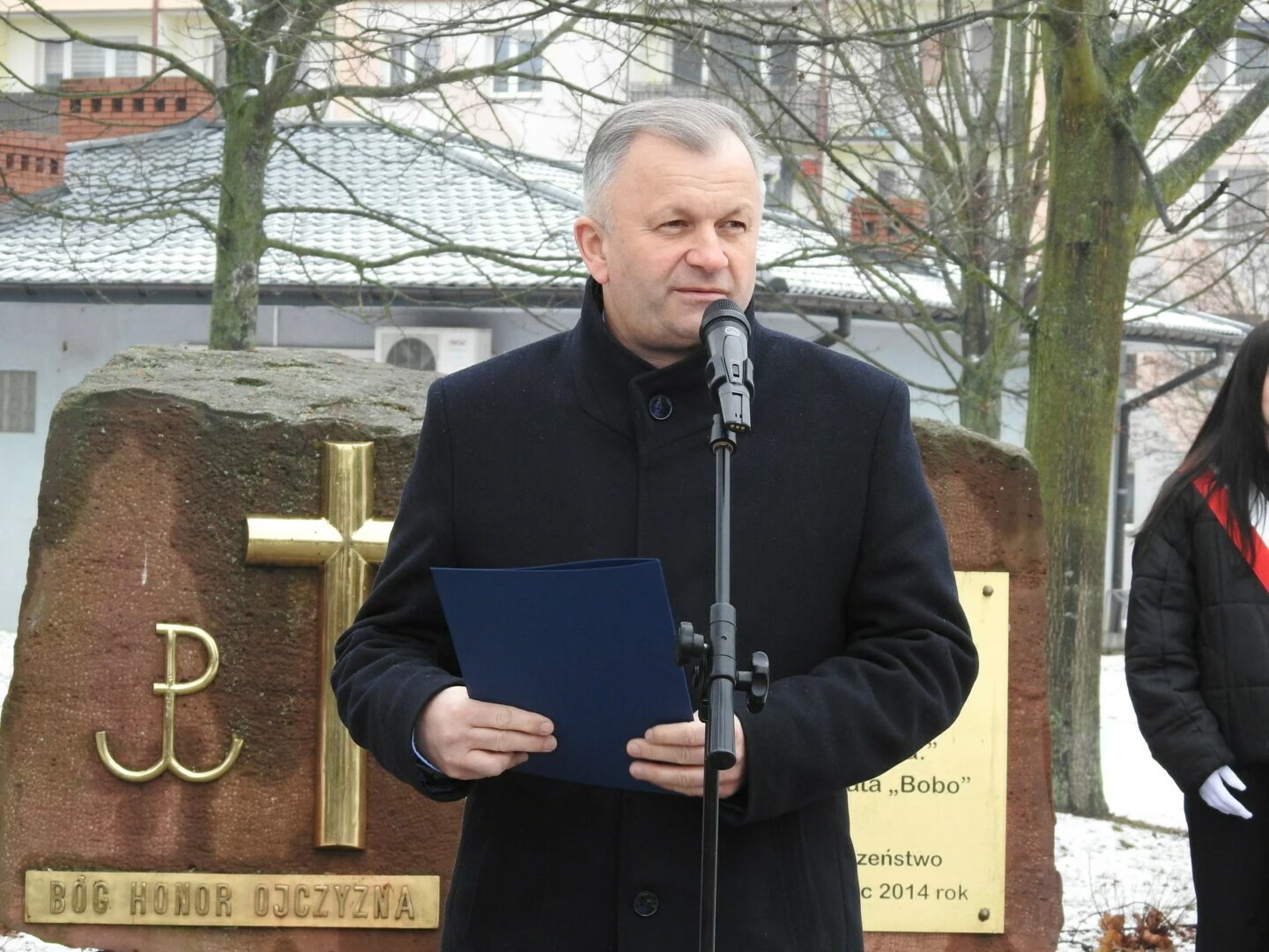 Burmistrz na tle pomnika