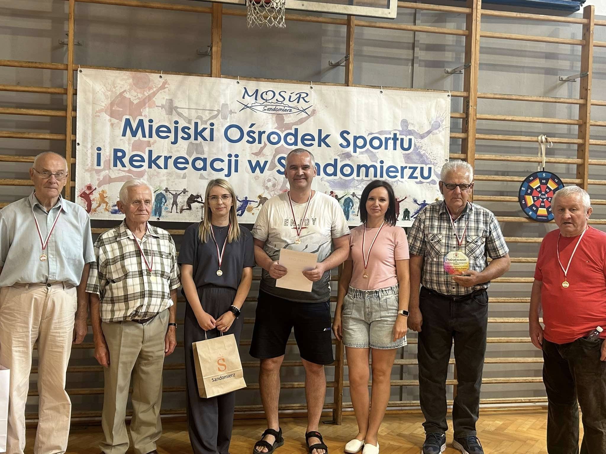 Kadra wraz z podopiecznymi