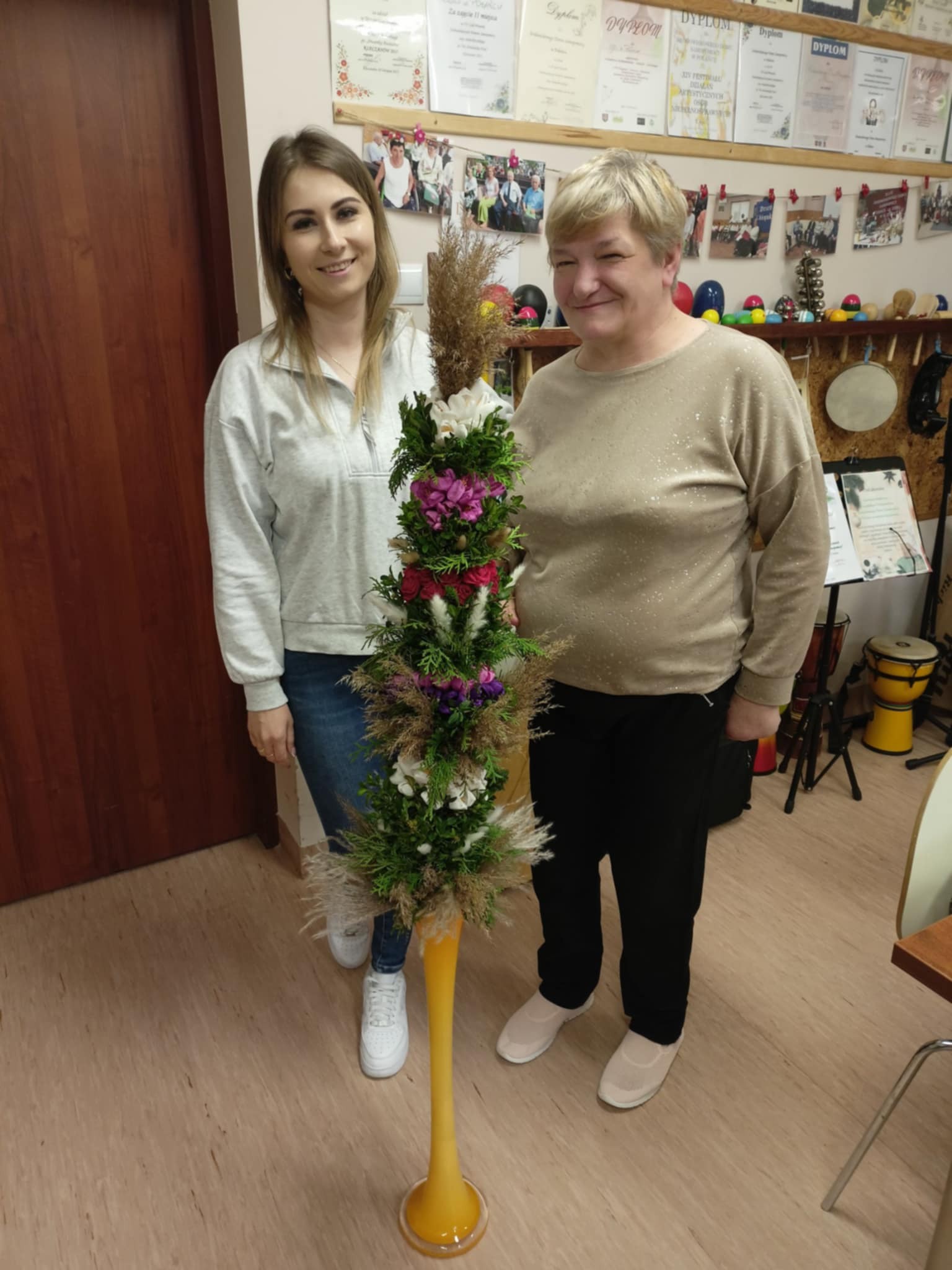 Zdjęcie podopiecznej oraz&nbsp;terapeuty po ukończeniu palmy