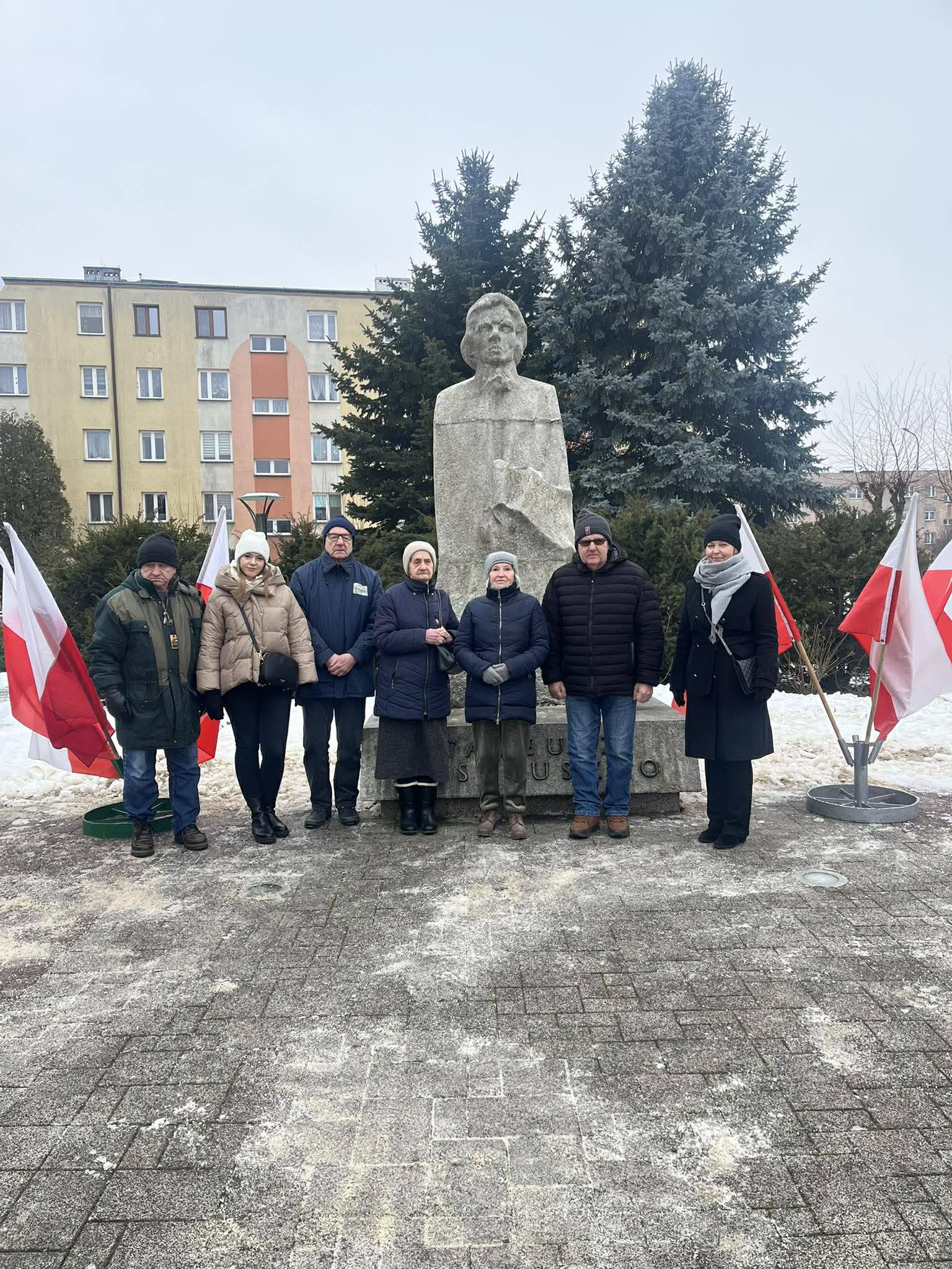zdjęcie pod pomnikiem