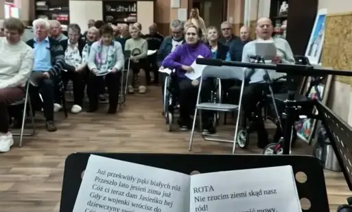 Wspólne śpiewanie pieśni patriotycznych 