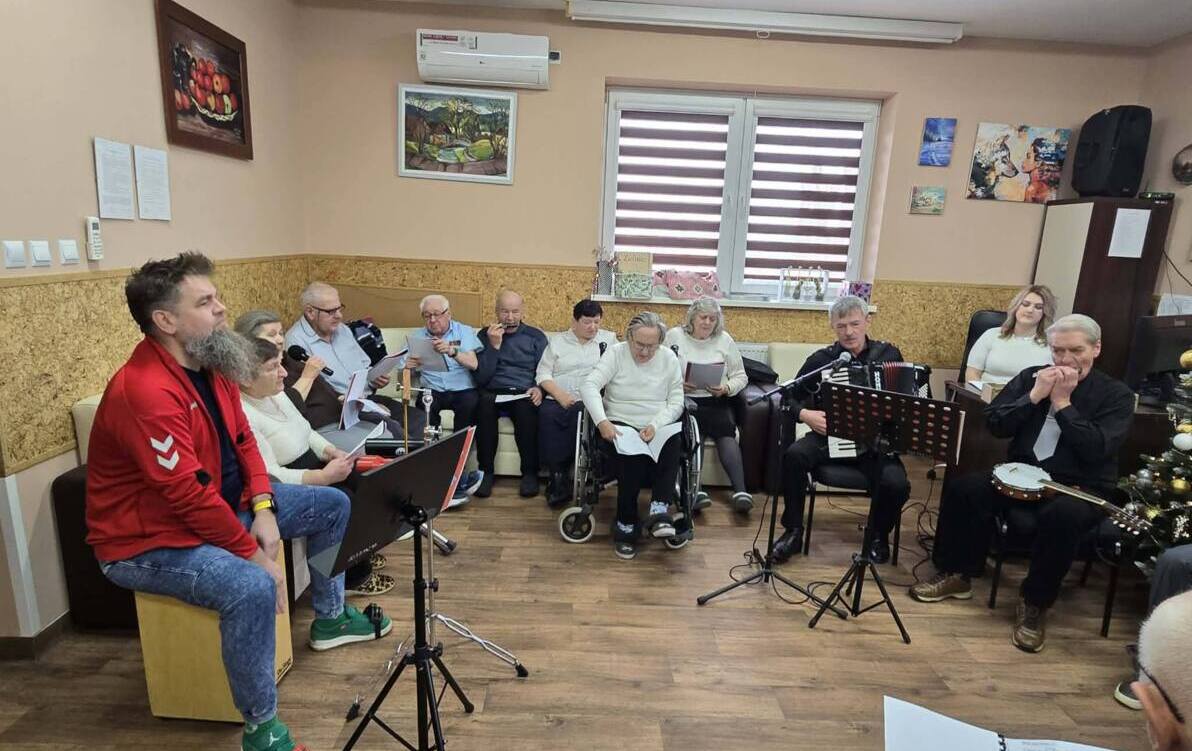 Zdjęcie do Wsp&oacute;lne kolędowanie przy muzyce na żywo  oraz otwarcie pieca konwekcyjno-parowego w Środowiskowym Domu Samopomocy w Połańcu 