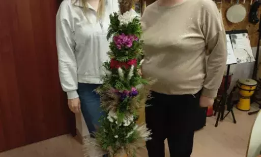 Zdjęcie podopiecznej oraz terapeuty po ukończeniu palmy