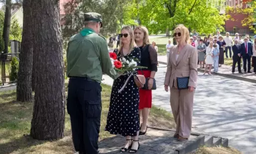 Składanie kwiatów pod pominikiem przez pracowników ŚDS